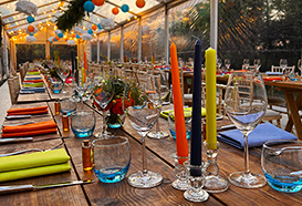 Relaxed, colourful table decoration